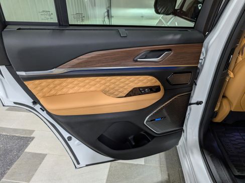 Used 2022 Jeep Grand Cherokee Summit w/ Luxury Tech Group V image 9