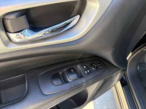 Used 2020 Nissan Pathfinder S image 16