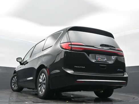 Certified 2024 Chrysler Pacifica Select image 33