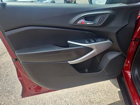 Used 2025 Chevrolet Trax RS FWD image 10