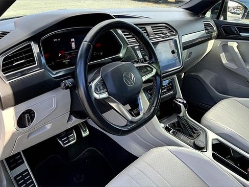 Used 2023 Volkswagen Tiguan SE R-Line image 11