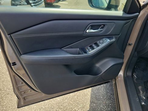 Used 2025 Nissan Rogue SV w/ SV Premium Package FWD image 15