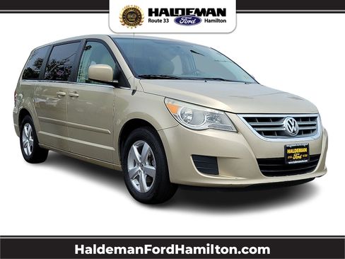 Used 2010 Volkswagen Routan SE FWD image 1