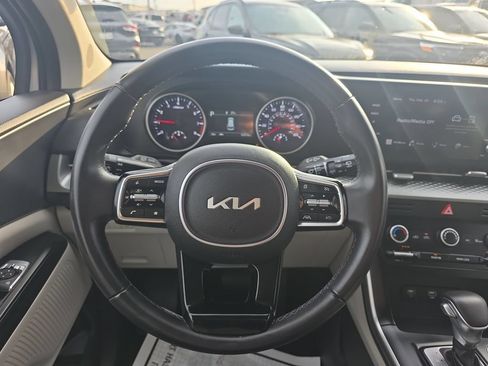 Used 2023 Kia Carnival LX FWD image 21