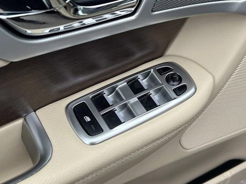 Used 2013 Jaguar XF image 15