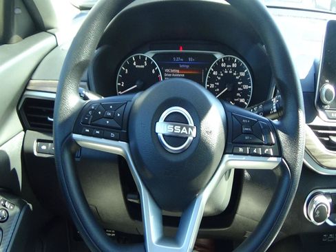 Used 2025 Nissan Altima 2.5 SV FWD image 19