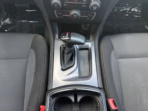 Used 2017 Dodge Charger SE w/ Blacktop Package RWD image 11