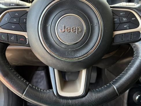 Used 2017 Jeep Renegade Latitude w/ Popular Equipment Group AWD/4WD image 18