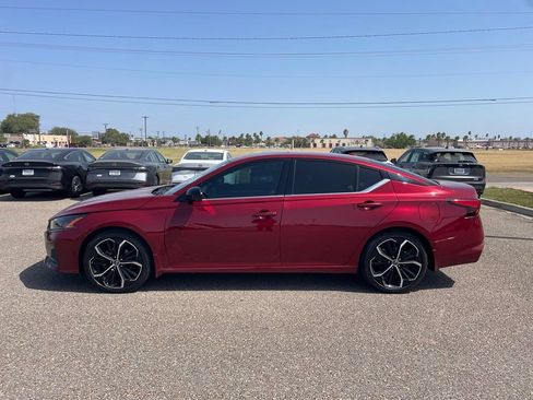 Used 2024 Nissan Altima 2.5 SR w/ SR Premium Package FWD image 4