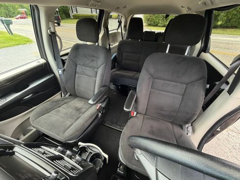 Used 2019 Dodge Grand Caravan SE FWD image 14