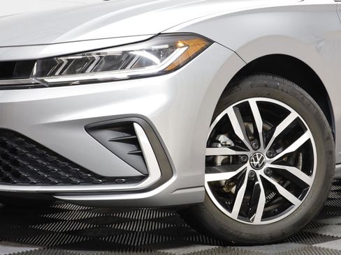 Used 2025 Volkswagen Jetta SE image 3