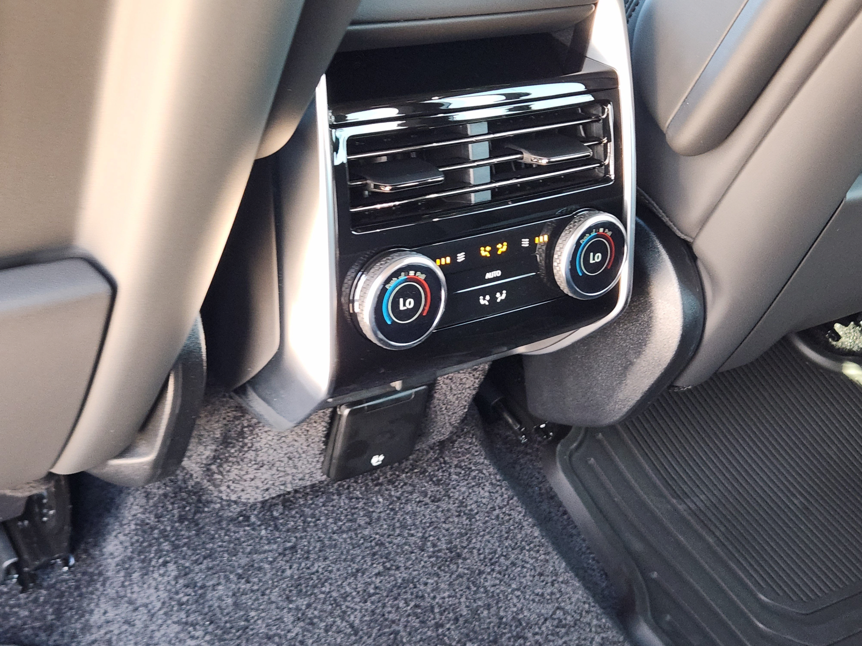 New 2026 Land Rover Range Rover Long Wheelbase SE AWD/4WD image 26