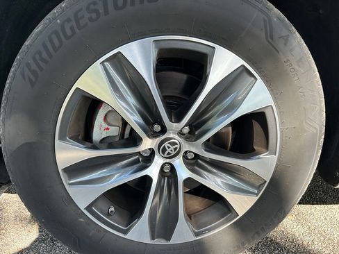 Used 2023 Toyota Highlander XLE FWD image 10