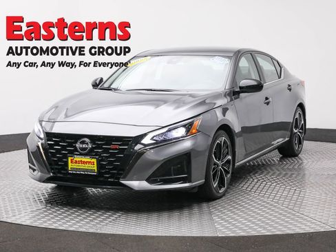 Used 2023 Nissan Altima 2.5 SR FWD image 1