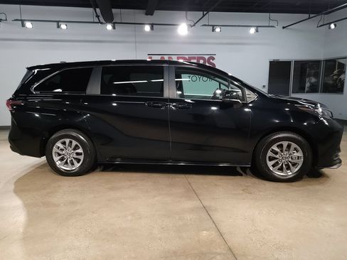 Used 2025 Toyota Sienna LE FWD image 8