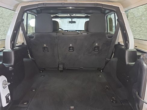 Used 2019 Jeep Wrangler Unlimited Sahara image 15