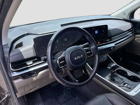 Used 2025 Kia Carnival FWD image 9