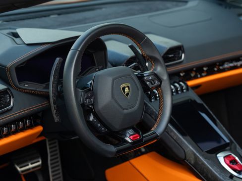 Used 2021 Lamborghini Huracan EVO image 5