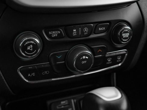 Used 2017 Jeep Cherokee Trailhawk w/ Cold Weather Group image 23