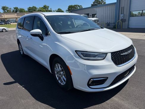 Used 2023 Chrysler Pacifica Touring-L FWD image 18
