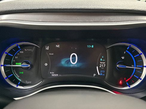 Used 2023 Chrysler Pacifica Touring-L FWD image 24