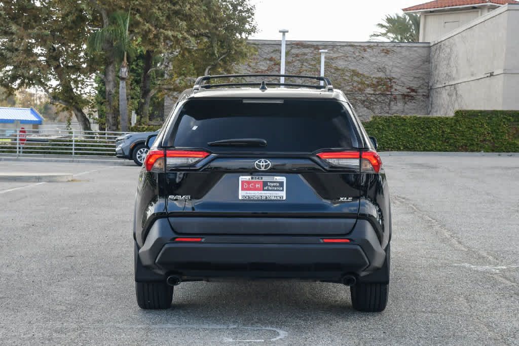 Used 2022 Toyota RAV4 XLE Premium FWD image 9