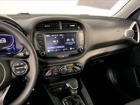 Used 2025 Kia Soul LX w/ LX Technology Package FWD image 6