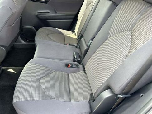 Used 2024 Toyota Highlander LE AWD/4WD image 8