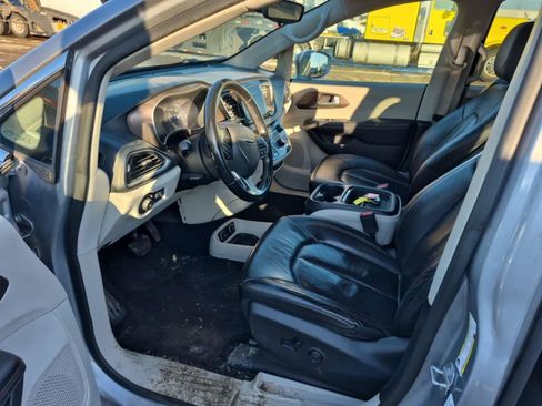 Used 2018 Chrysler Pacifica Touring-L Plus image 7