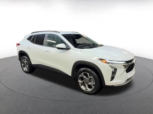 Used 2025 Chevrolet Trax LT image 2