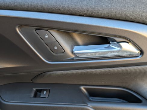 Used 2025 Chevrolet Equinox EV LT image 21