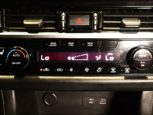 Used 2022 Nissan Pathfinder SV image 26