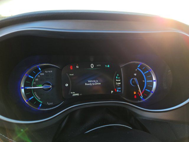 Used 2022 Chrysler Pacifica Limited w/ Uconnect Theater Family Group FWD image 11