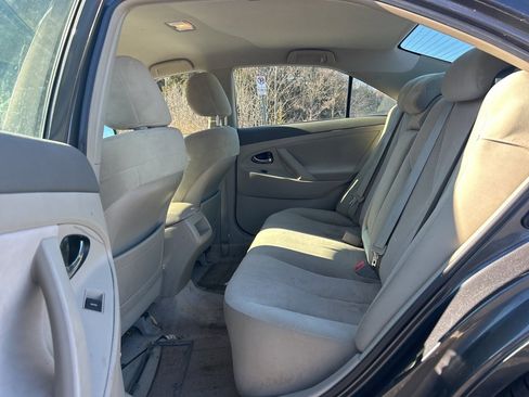 Used 2010 Toyota Camry LE image 5