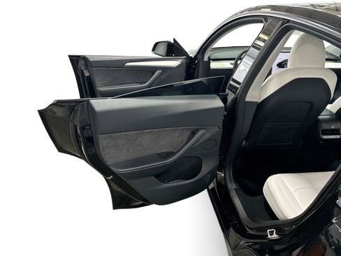 Certified 2023 Tesla Model Y Long Range AWD/4WD image 10