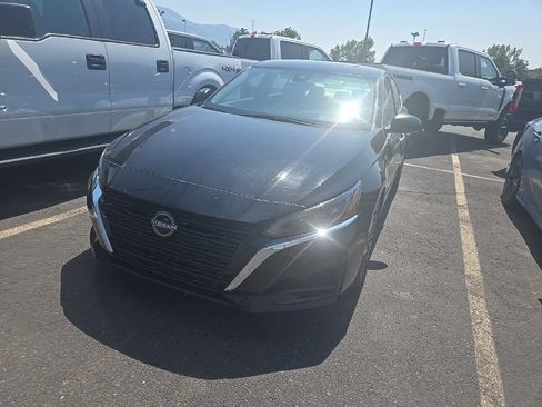 Used 2025 Nissan Altima 2.5 SV FWD image 3