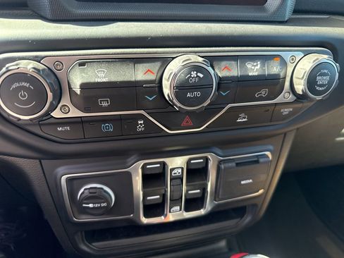 Used 2023 Jeep Wrangler Unlimited Sahara image 23