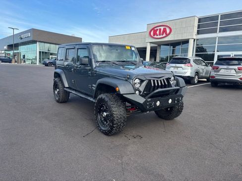 Used 2017 Jeep Wrangler Unlimited Sport w/ Mopar Black Appearance Group AWD/4WD image 4