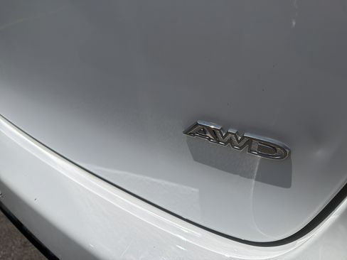 Used 2023 Chrysler Pacifica Touring-L AWD/4WD image 7