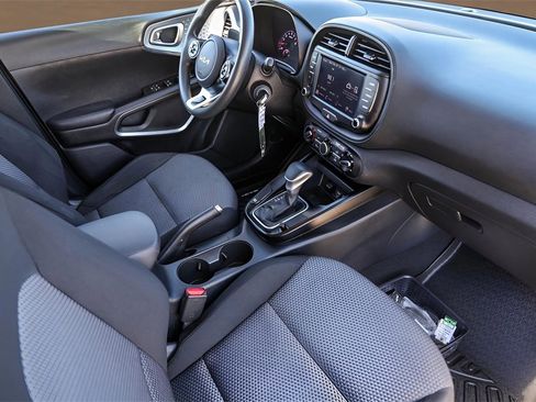Used 2022 Kia Soul LX image 27