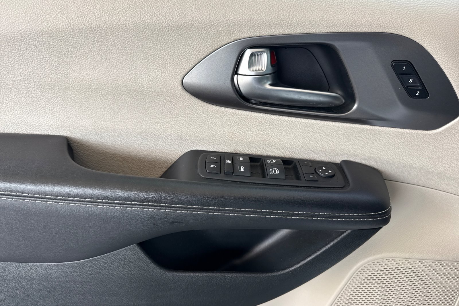 Used 2023 Chrysler Pacifica Touring-L FWD image 17