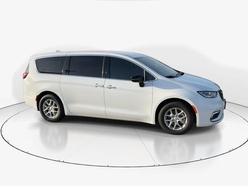 New 2026 Chrysler Pacifica Select FWD image 2