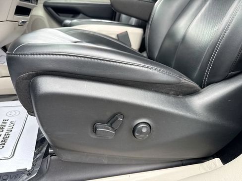 Used 2024 Chrysler Pacifica Limited FWD image 12