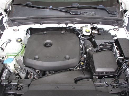 Used 2022 Volvo XC40 T5 Momentum image 53