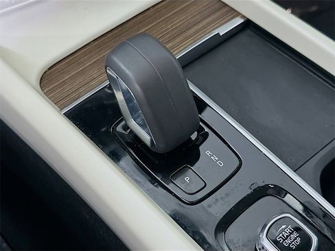 Used 2022 Volvo XC60 B5 Momentum w/ Climate Package image 31