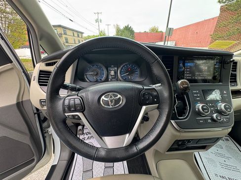 Used 2017 Toyota Sienna XLE Premium w/ Outdoor Package AWD/4WD image 20