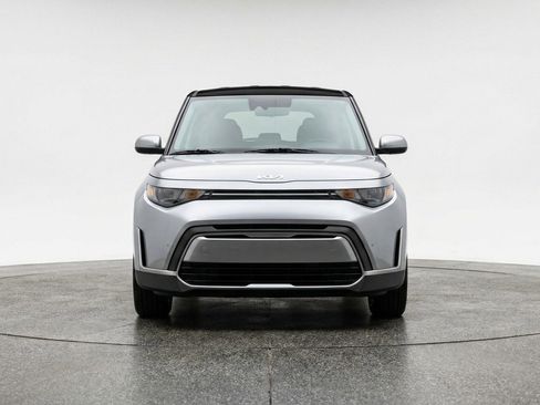 Used 2025 Kia Soul LX w/ LX Technology Package FWD image 2