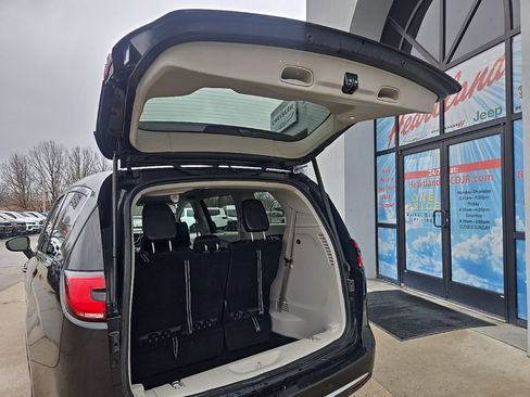 Used 2024 Chrysler Pacifica Touring-L image 89
