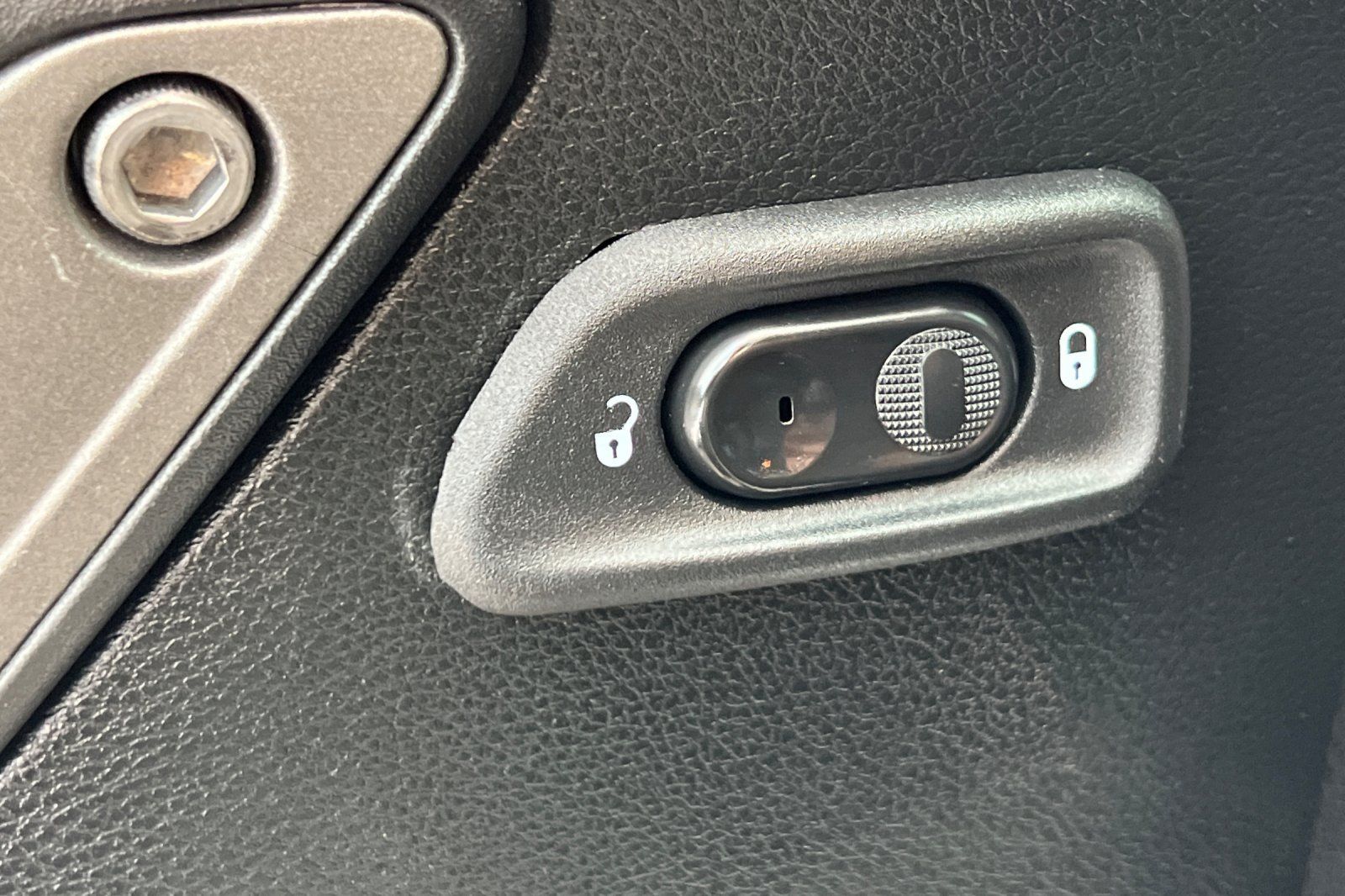 Used 2018 Jeep Wrangler Unlimited Sport S AWD/4WD image 14