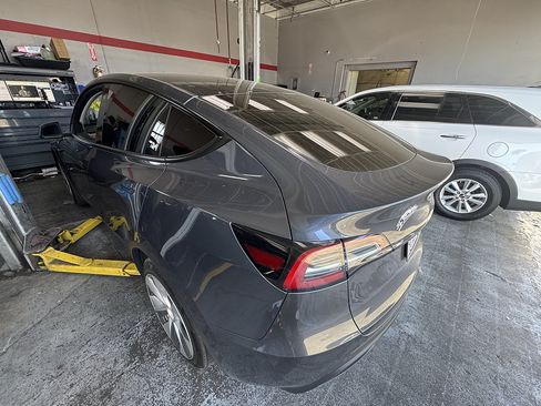 Used 2022 Tesla Model Y Long Range AWD/4WD image 3